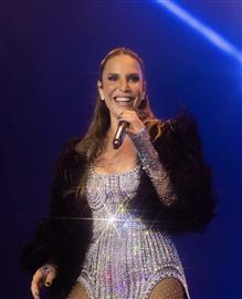 Chamar Ivete Sangalo a uma tempestade de poeira