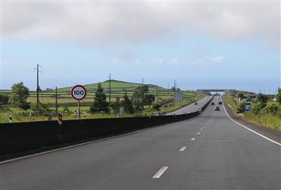 Instalação de Iluminação Pública na Via Vitorino Nemésio, Ilha Terceira