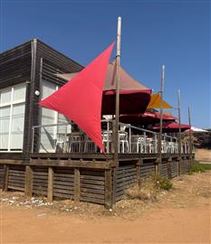 Poluição e degradação ambiental na Praia dos Tomates provocada por restaurante local – exigência de ação imediata