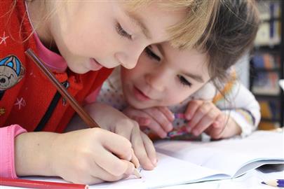 Garantia de vaga ou apoio financeiro no pré-escolar para crianças que completam 3 anos