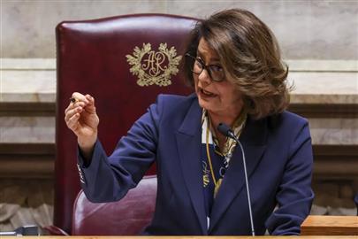 Que Teresa Morais passe, de vice, a presidente da Assembleia da República. 