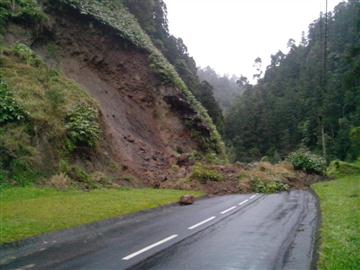 Pela realização de obras que criem condições de segurança de circulação na estrada regional de acesso à freguesia de Ribeira Quente (São Miguel).